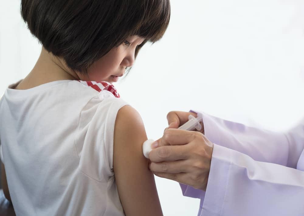 Takut Nak Bawa Anak Pergi Vaksin Masa COVID-19? Dengar Apa Jawapan Pakar Tentang Imunisasi