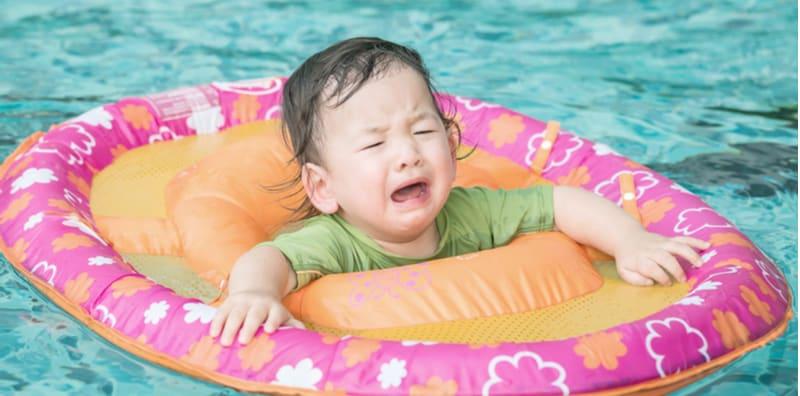 Si Kecil Takut Mandi Laut & Kolam? Mama, Ini Cara Atasi Anak Fobia Air