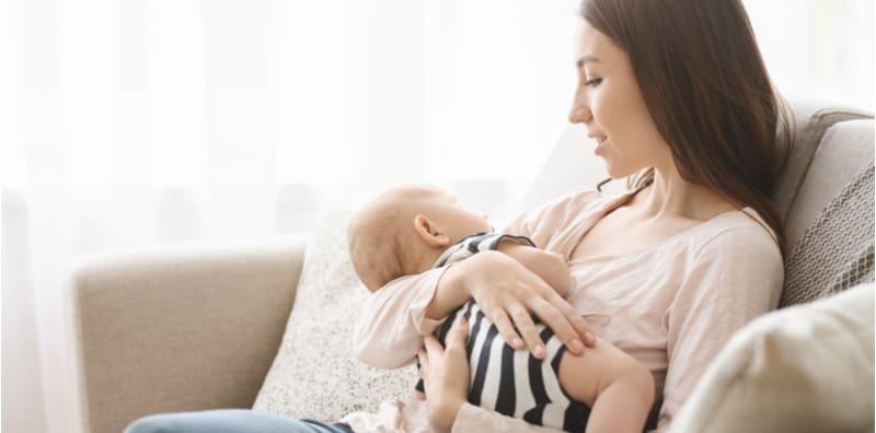 cara-sendawakan-bayi-tertidur-menyusu