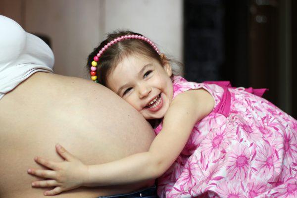 Benarkah Bersalin Anak Kedua Lebih Mudah & Cepat? Ini Yang Bakal Ibu Anak Dua Perlu Tahu