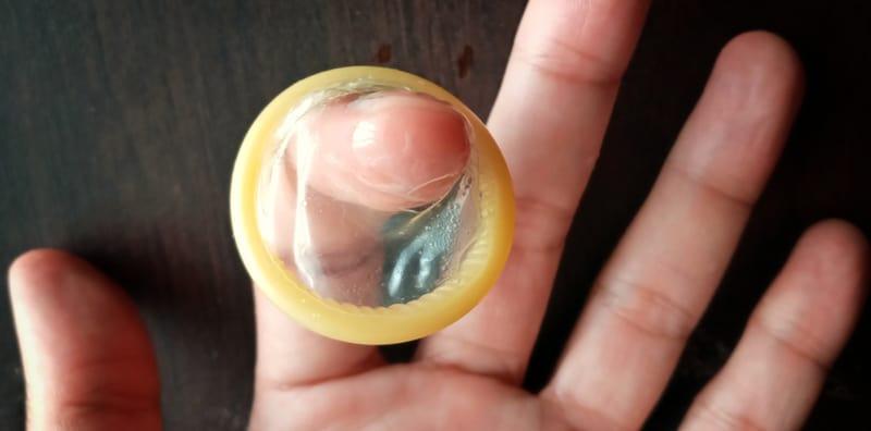 Isteri Hamil Juga Walau Beraksi Guna KONDOM? Ini 7 Sebab Ia Mungkin 'Bocor'!
