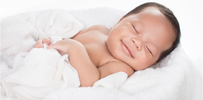 bayi-tersenyum-saat-tidur