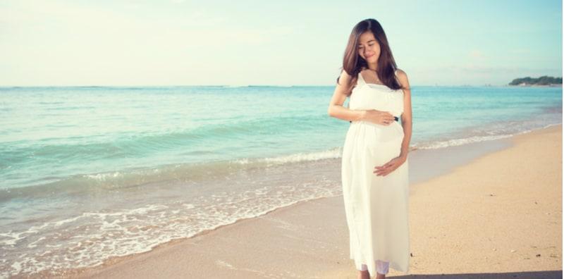 bahaya-wanita-hamil-berjemur-di-pantai