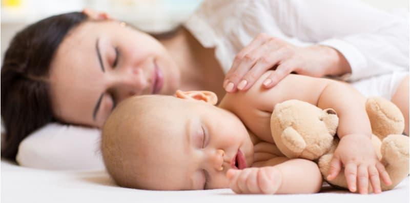 tidur-bersama-bayi