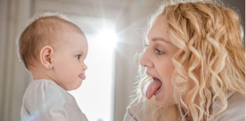 Si Kecil Asyik Jelir Lidah Bukan Mahu Mengejek, Ibu Bapa Kena Tahu 7 Sebab Ini, Ada Yang Bahaya!