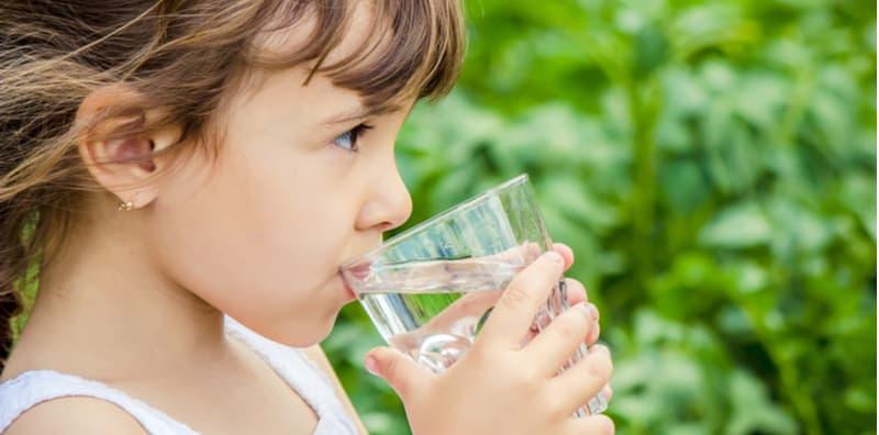 keperluan-minum-air-anak