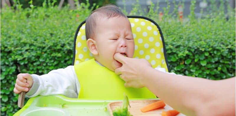 Seronok Suap Si Manja Makan? TAPI Jaga-jaga! Ada 9 Makanan BERISIKO Buat Anak Tercekik