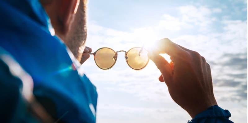 Kaca Mata Hitam Bukan Sekadar Gaya! Lindungi Mata Anda Dengan 'Spek' Polarized