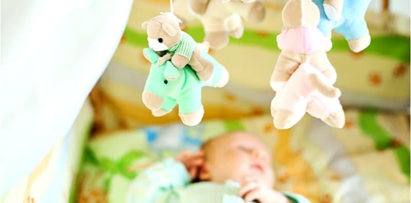 Mainan Gantung Bayi Tak Dapat Bantu Si Manja Cepat Tidur, Tapi Ada Manfaat Lain!