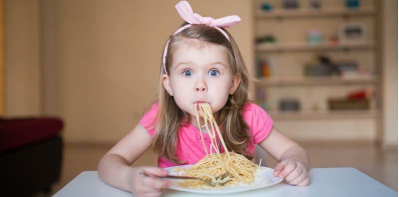 Anak Asyik Nak Mengunyah Saja Padahal Baru Lepas Makan? Ini Sebabnya, Mak Ayah!