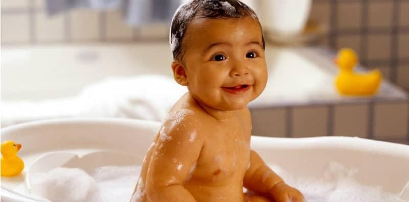 Risau Nak Mandikan Bayi Di Malam Hari? Ambil Tahu Kebaikan Ini Pada Si Kecil Anda