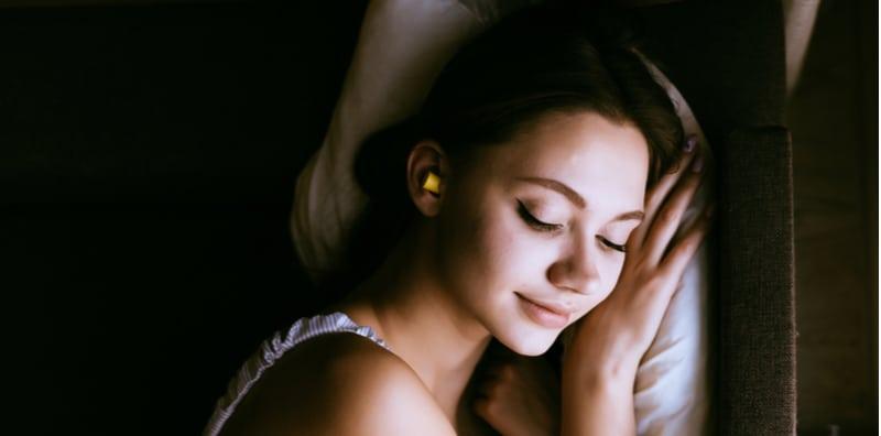 Pakai Earplug Sebab Tak Nak Dengar Bunyi Bising Bila Tidur, Selamat Atau Tidak Perbuatan Ini?