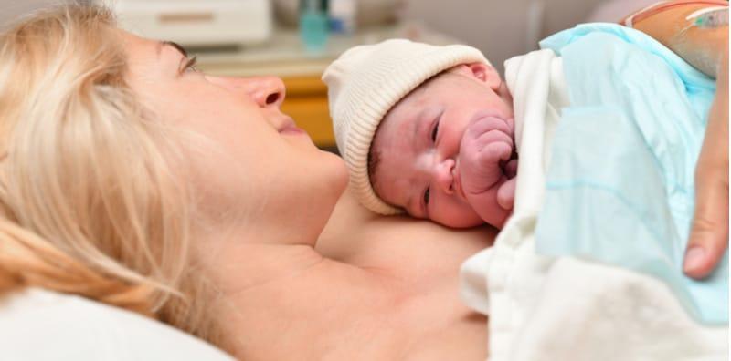 Sentuhan Kulit Ke Kulit Ibu & Bayi, Buat Dalam 10 Minit Sejurus Bersalin, Ini 7 Manfaatnya!