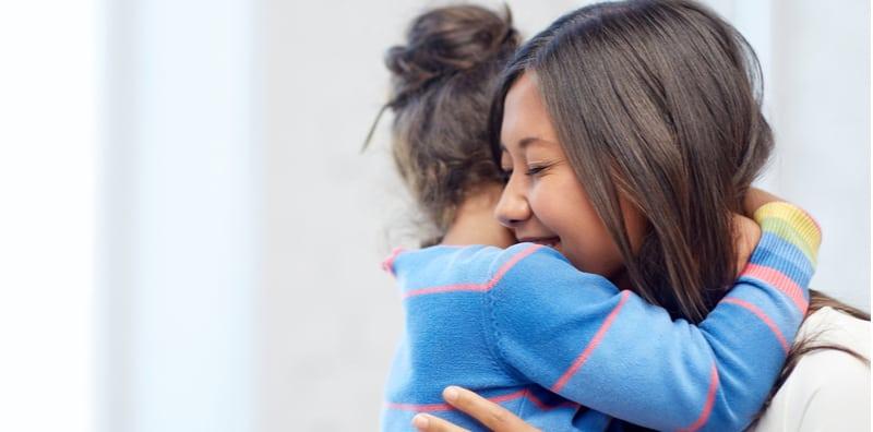 Kebaikan Peluk Anak Yang Mama Papa Kena Tahu, No 1 Dan 5 Paling Penting!