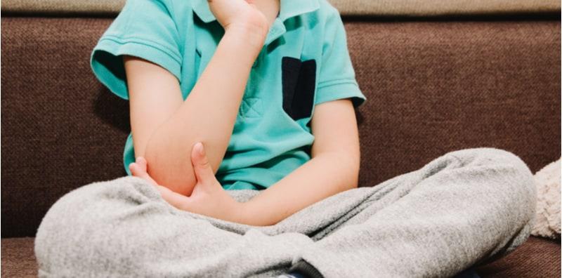 Mak Ayah Ambil Tahu Ini! Jangan Tarik Tangan Anak Terlalu Kuat, Undang RISIKO Sendi Siku Teralih!