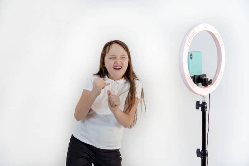 TIKTOK Trend Terbaru Kanak-kanak, Ibu Ayah Kena Tahu 5 BAHAYA Jika Anak 'Gila' Berdansa