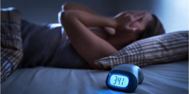 Selalu Susah Nak Tidur? Hati-hati! Makanan & Minuman Ini Boleh Sabotaj Waktu Tidur Anda