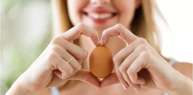 makan-telur-mentah-rebus