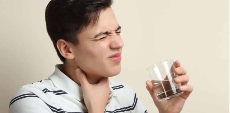 Ini Yang Selalu Ibu Pesan Kalau Sakit Tekak, Banyakkan Minum Air Suam! Berkesan Ke?