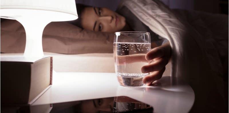 Jangan Amalkan Minum Air Sebelum Tidur! Jika Tak Kena Gayanya, Boleh Ganggu Tidur