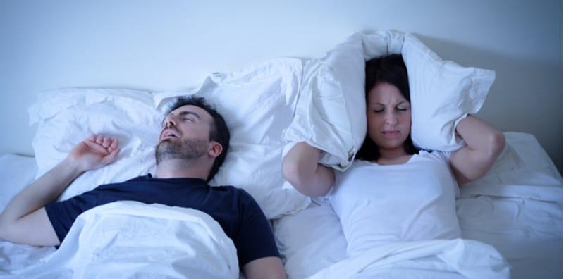 cara-tidur-pasangan-berdengkur