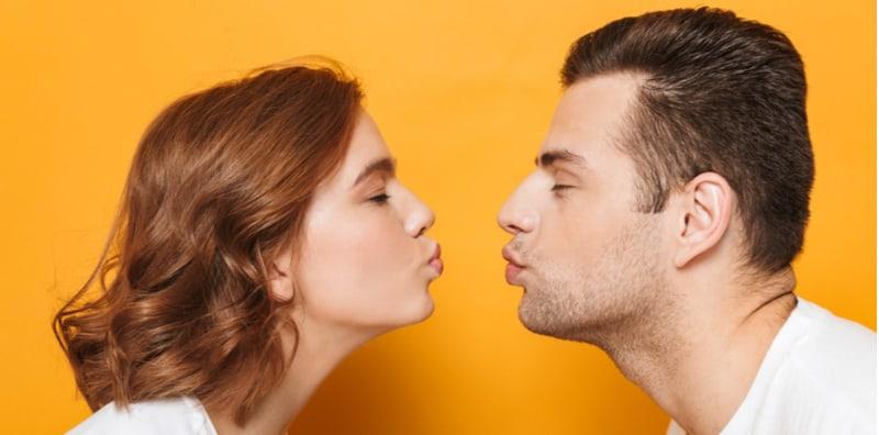 Ciuman Bibir Ke Bibir Ada Risiko Penyakit Berbahaya? Ini 6 Mitos Mengenai Mononucleosis!