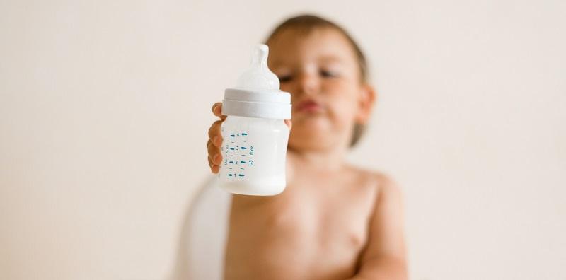 Bayi Alah Susu Lembu, Selamat Ke Jika 'Parents' Bagi Susu Soya? Mak Ayah Ambil Tahu Ini!