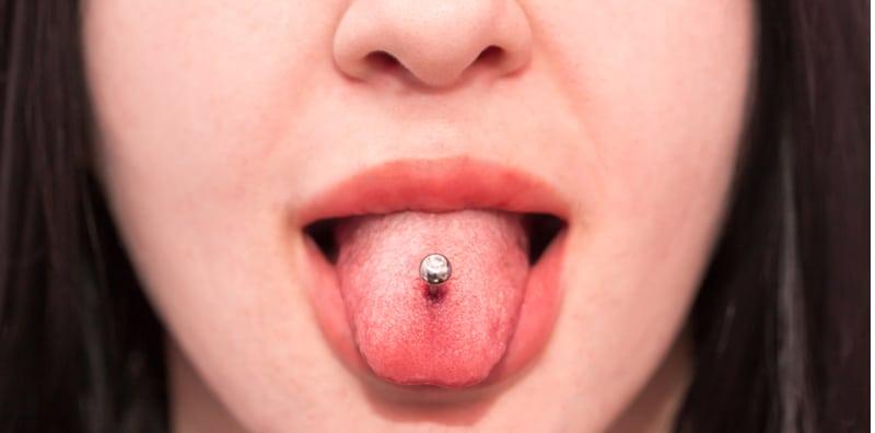 Teringin Nak Tindik Lidah? Ada 11 Komplikasi Kena Tahu, Termasuk Sukar Bercakap!