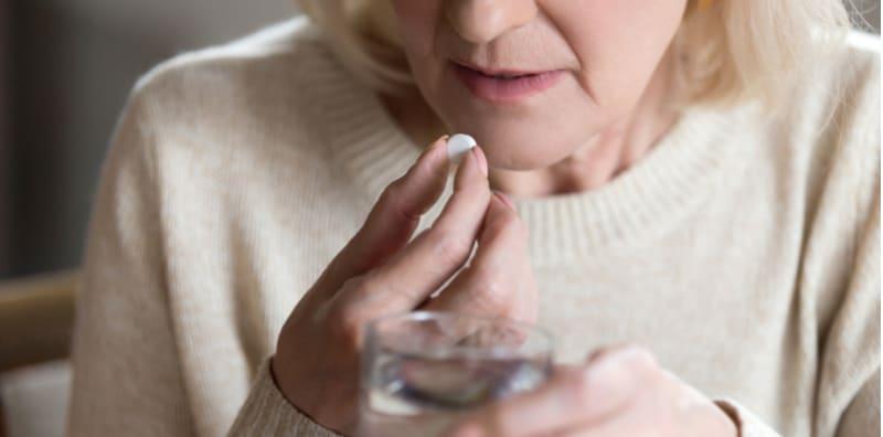 punca-sakit-mata-aspirin