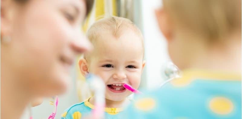 Bayi Dah Mula Tumbuh Gigi? Ini 7 Perkara Penting Yang Perlu Ibu Beri Perhatian!