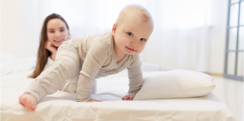 Ibu Ayah, Jom Fahami Perkembangan Asas Bayi 0-12 Bulan Ini