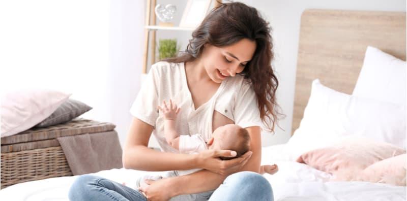 Ibu Perhatikan Jika Bayi Lakukan 6 Perkara Ini, Maknanya Si Manja Mahukan Susu