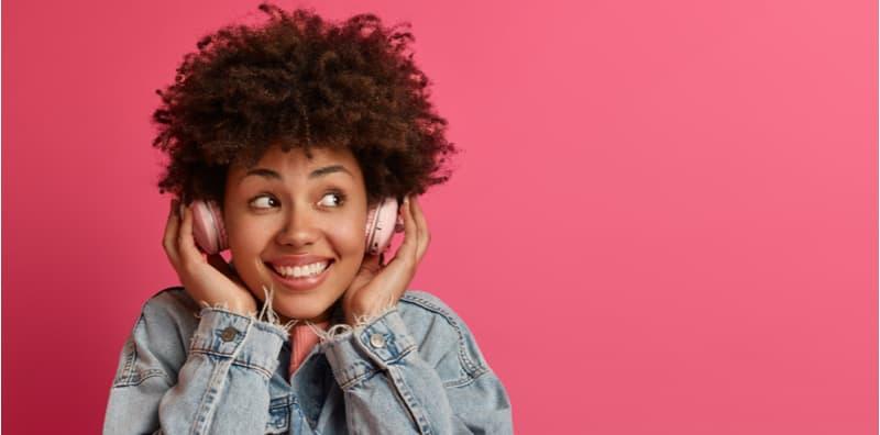 Antara 'Earphone' Dengan 'Headphone', Yang Mana Lebih Baik Untuk Telinga?