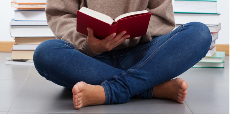 Ini 5 Kebaikan Duduk Atas Lantai Yang Orang Tak Tahu, Lepas Ni Jom Pakat Bersila!