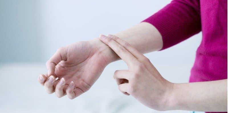 Tekan Pergelangan Tangan Untuk Periksa Nadi? Ini Cara Yang Betul