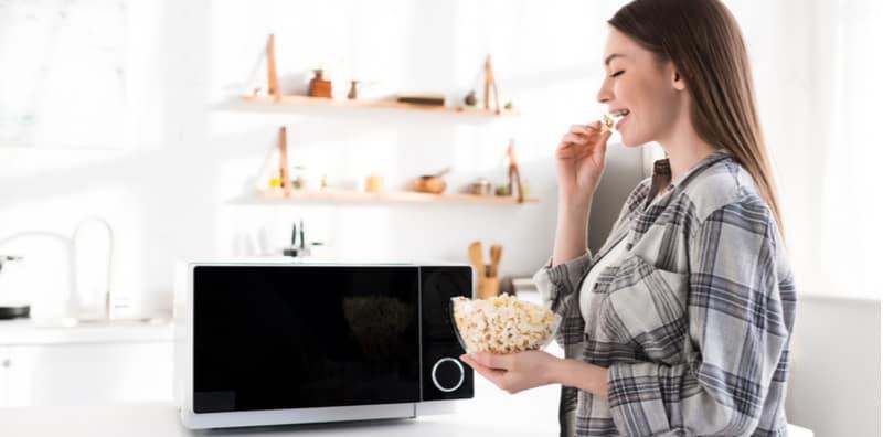 Masak Popcorn Guna Microwave Boleh Jadi Punca Kanser? Ini Penjelasannya