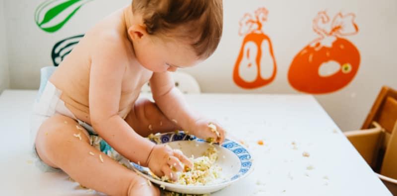 Anak Suka Suap Makanan Sendiri? Ibu, Jangan Halang! Ini Kepentingannya