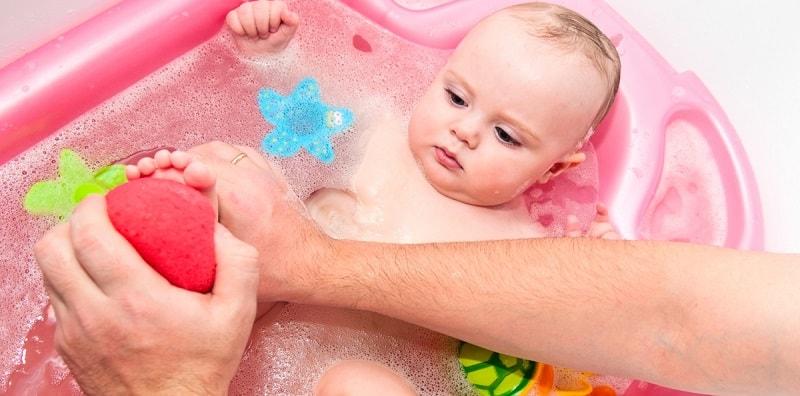 Bagi Yang Pertama Kali Bergelar Ibu Bapa, Ini Tip 'Step By Step' Mandikan Bayi