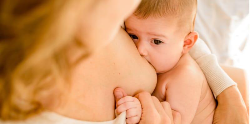 Menyusu Anak Dengan Susu Badan Kurangkan Risiko Bayi Demam Selepas Vaksin? Ini Faktanya!