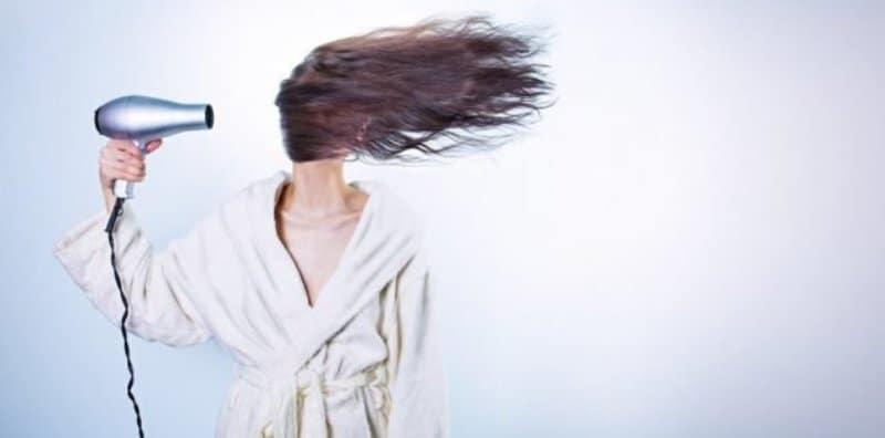 Gemar Guna Pengering Rambut? Ini Cara Mengeringkan Rambut Dengan Betul!