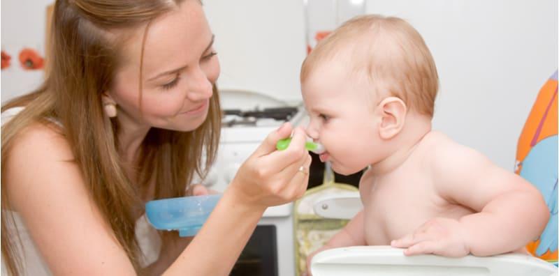 Bayi Kurang Menyusu Bila Dah Start Makan? Ini Tip Seimbangkannya