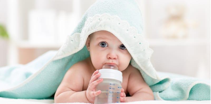 Ibu, Jangan Bagi Bayi Minum Air Putih Sebelum Tiba Usia Ini! Jika Tidak...