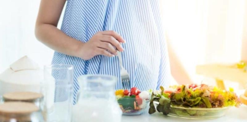 Ibu Hamil Trimester Ke-2, Jangan Makan Sembarangan! Fokus 5 Nutrisi Ini