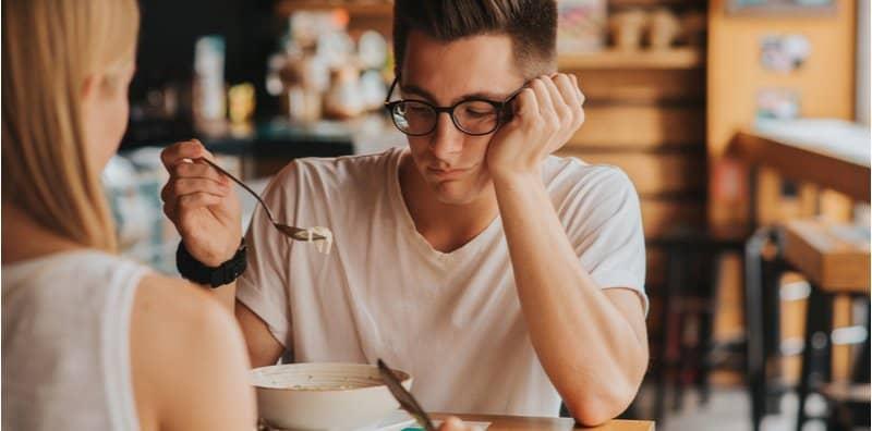 8 Petanda Anda Ada Masalah Food Anxiety, Antaranya Sukar Pilih Tempat Makan?