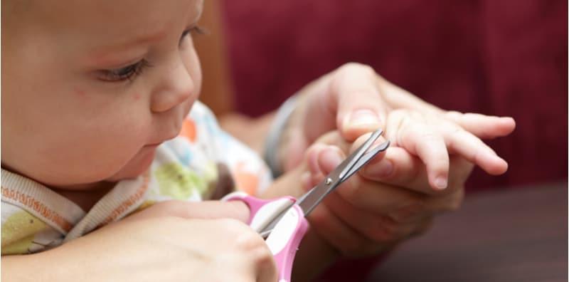 Risau Nak Potong Kuku Baby Baru Lahir? Ibu, Jom Ikut Tip Ini Elak Terpotong Isi Kuku!