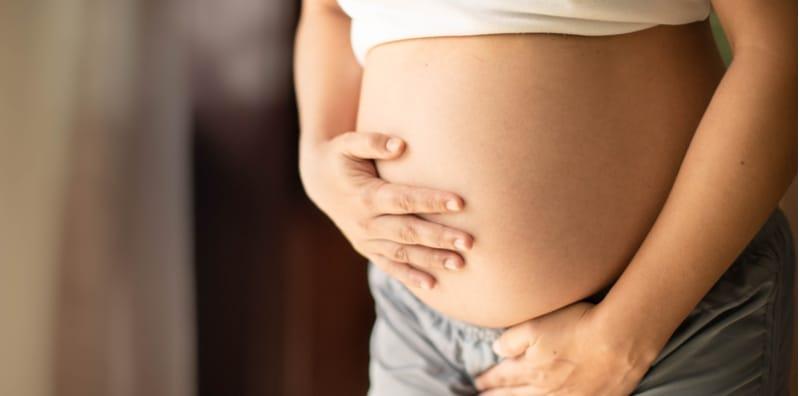 Normal Ke Perut Berdenyut Awal Kehamilan? Ibu, Ini Mungkin 5 Sebabnya!