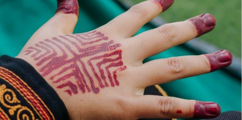 Pakai Inai Di Hari Raya Sebab Nak Nampak Cantik, Jangan Tak Tahu Risikonya!