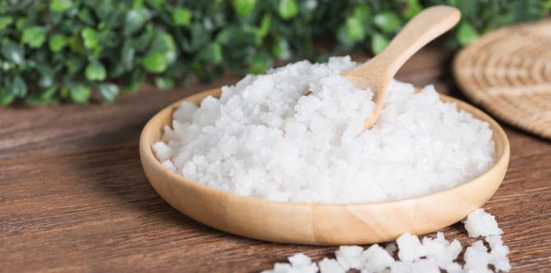 5 Petua Hilangkan Bengkak Kaki Kencing Manis, Antaranya Garam Dalam Gambar Ini!