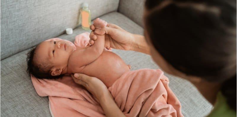 Ini 6 Manfaat Minyak Telon Baby Yang Mama Harus Tahu, Point Last Sekali Paling Penting!