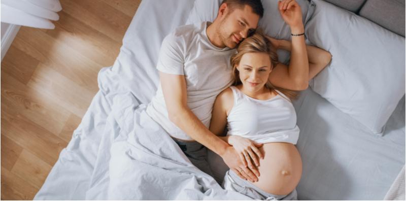 EDD Makin Dekat, Jadi Takut Nak Bersama? Ini 5 Posisi Seks Selamat Untuk Ibu Hamil Trimester Ke-3